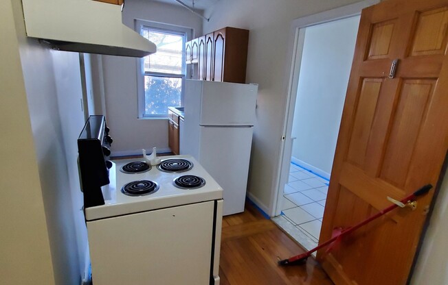 2 beds, 1 bath, $2,900, Unit 9
