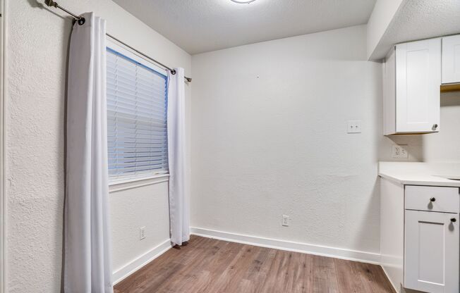 1 bed, 1 bath, $895, Unit 112