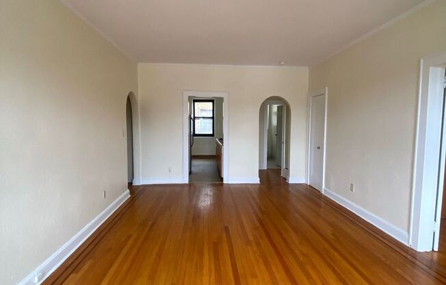 2 beds, 1 bath, $2,300, Unit B42