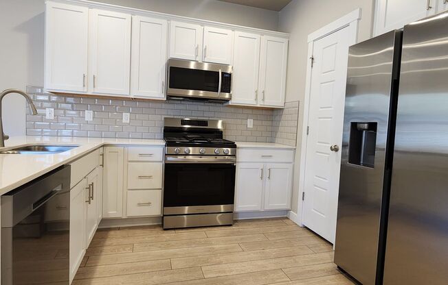 1 MONTH FREE(OAC) 4-bed, 3.5-bath Townhome Available early June