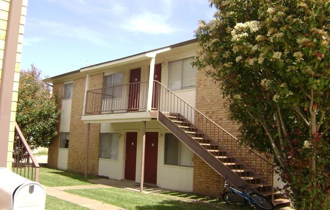 College Station - 2 bedroom / 1 bath upstair Fourplex unit for lease in Northgate.