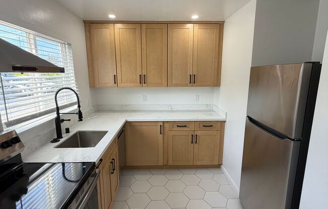 10-14 Poinsettia Ave.