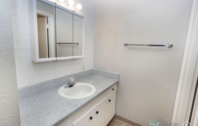 3 beds, 2 baths, 1,470 sqft, $1,995, Unit 110