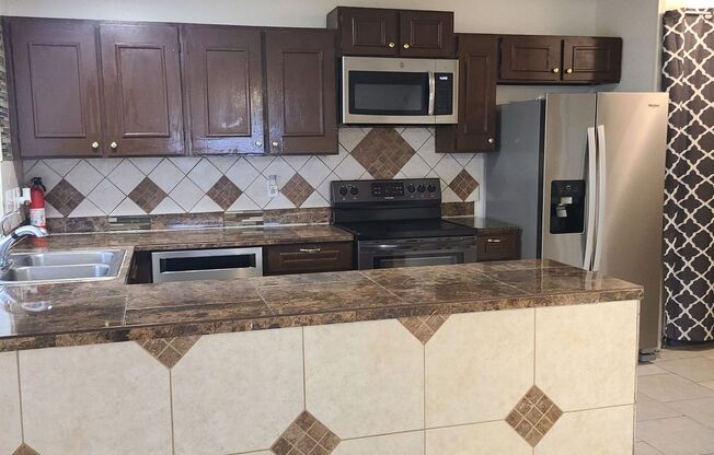 Spacious 2 BR/2.5 bath townhome near the Medical Center w/a fenced in yard!