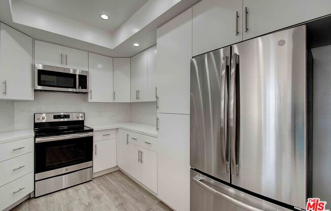 2324 S BEVERLY GLN BLVD