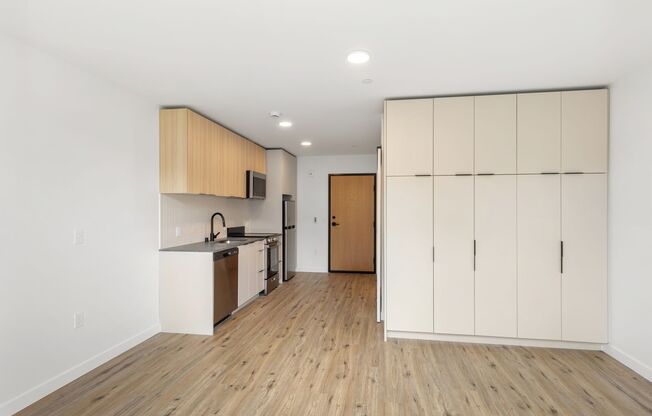 Studio, 1 bath, 304 sqft, $1,550, Unit 408