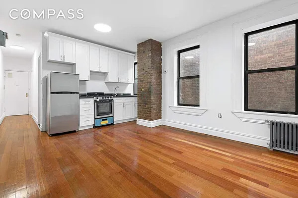 214 E 82 ST