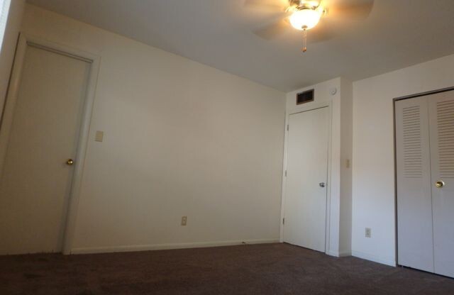 2 beds, 1.5 baths, $995, Unit 5