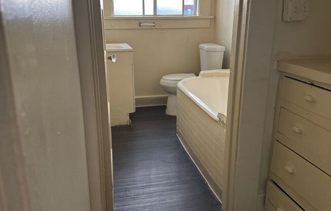 Studio, 1 bath, 550 sqft, $1,400, Unit 103