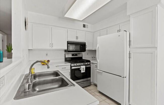 2 beds, 2 baths, $1,395, Unit Unit 201