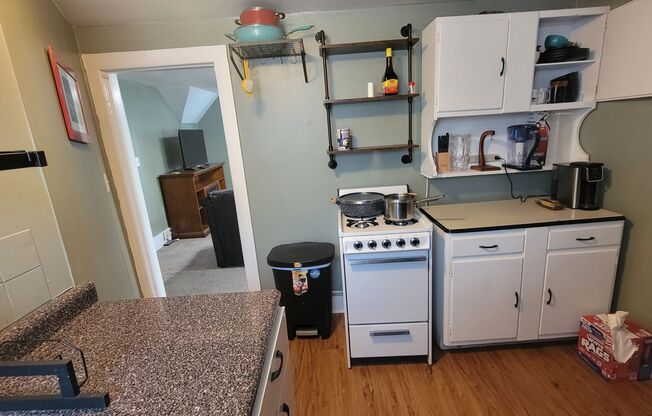 1 bed, 1 bath, 650 sqft, $1,200