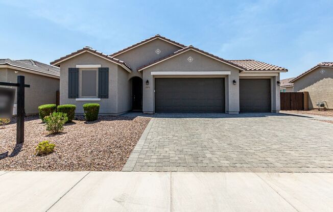 Beautiful move-in ready home in Goodyear!