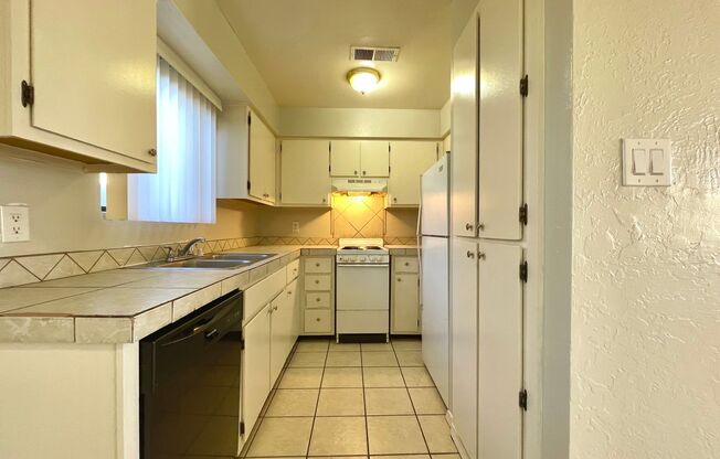 2 beds, 1.5 baths, 800 sqft, $995, Unit Unit 15