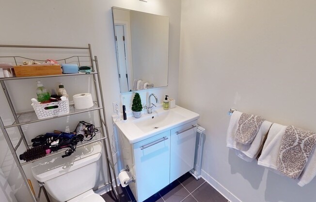 3 beds, 1 bath, 950 sqft, $4,800, Unit 706