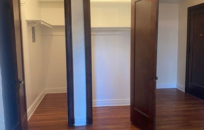 1 bed, 1 bath, 962 sqft, $1,560, Unit New King Edward  208