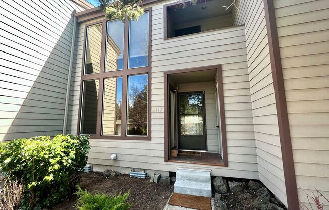Great 1 bed/1.5 Bath with Additional Loft/office room in NW Bend! 2112 NW Harriman