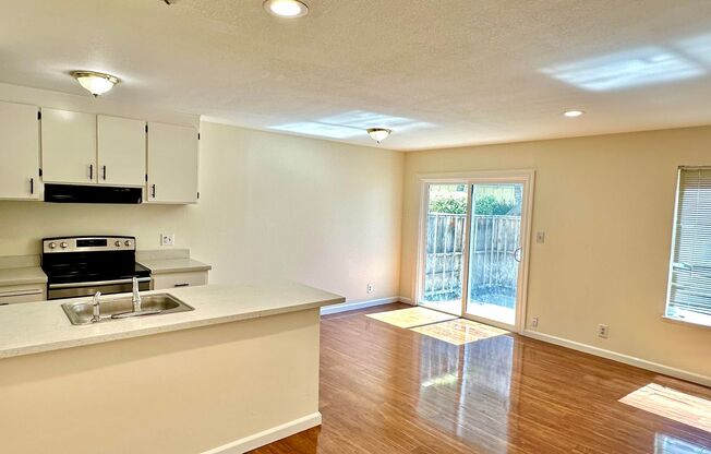 $2290 2 BR - 920 S.F. GORGEOUS TOWNHOUSE IN IRVINGTON-CENTRAL FREMONT