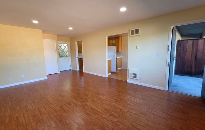 Juana Ave-475