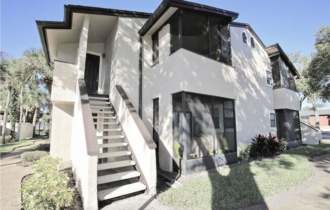 Beautiful 1/1 wood floor condo for rent in front of Full Sail !