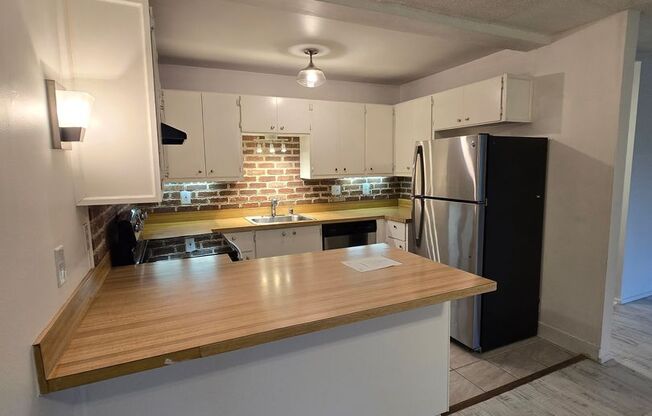 Beautiful Ground Floor Unit-  1BD/1.5BA