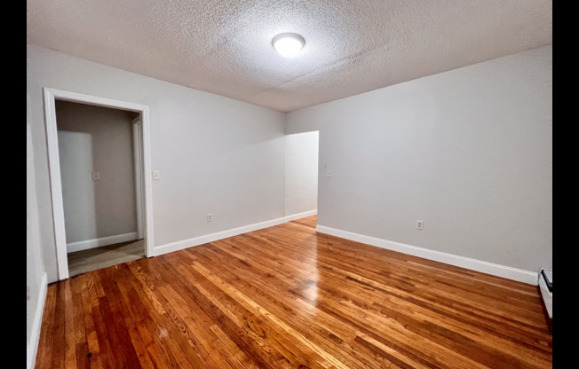 3 beds, 1 bath, $1,750, Unit 1st Fl