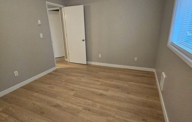3 beds, 1 bath, 863 sqft, $1,525, Unit 2424-09