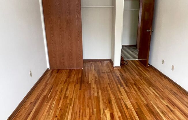 Kingfield Newly Renovated, 2nd Floor Corner, Pets Welcome, USI Connected, One Month Free