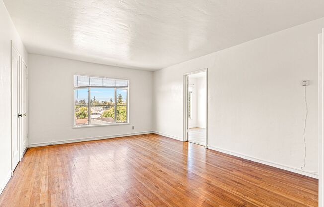 Top Floor Art Deco Apartment in Laurel Heights; 2 Bed, 1 Bath Near Shops & Transit!