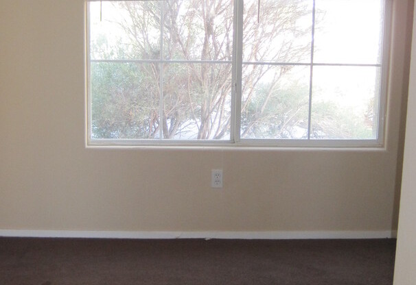 Beautiful 3 bdrm/2bth in Summerlin!!! Upgraded tile and paint