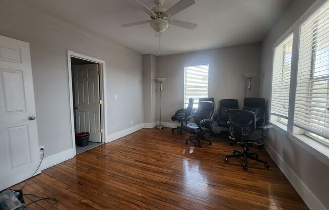4 Bedroom 2 Bathroom House with Parking Lot - Downtown Charleston