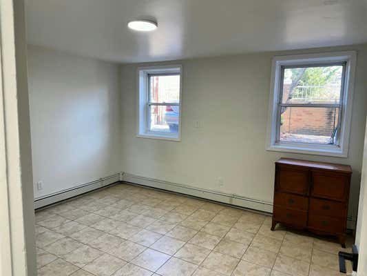 3 beds, 1 bath, $2,800, Unit 1