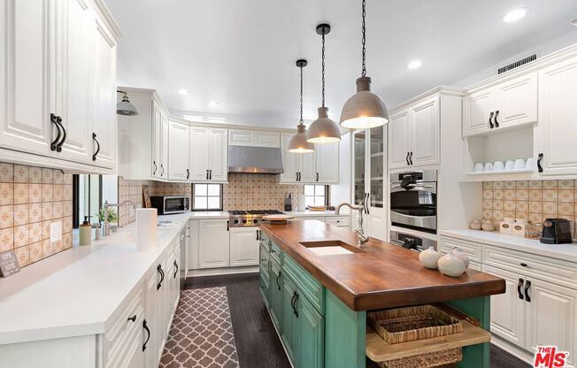 1110 N BEVERLY GLN BLVD