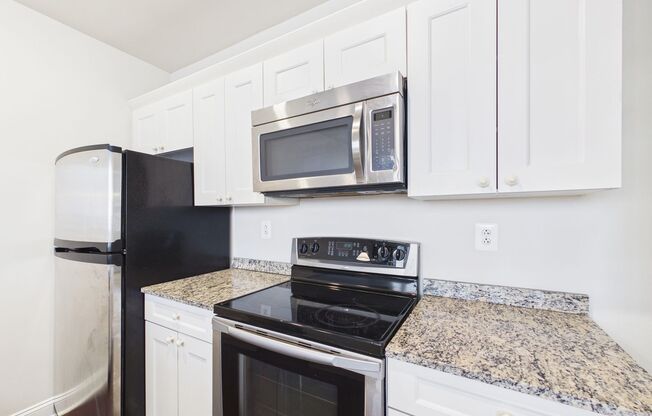 Large 2BR/1.5BTH w/ Walk-in Closet, Large Deck, W/D, A/C - PARKING INCLUDED