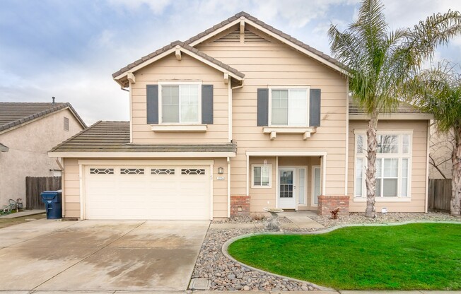 Two story home in Manteca!