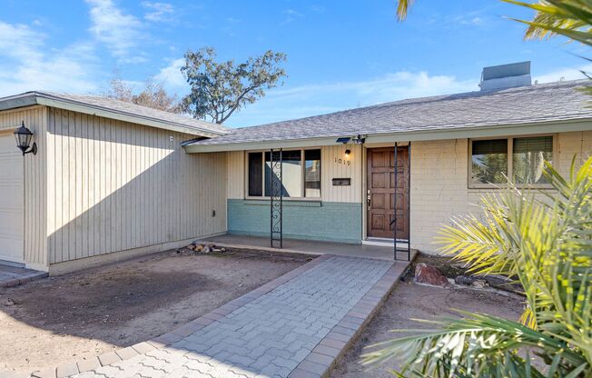 Spacious & Stylish 4/2 – Just  2 Miles from ASU!