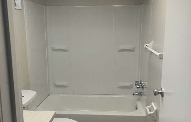 2 beds, 1.5 baths, 1,649 sqft, $1,325, Unit 1101E