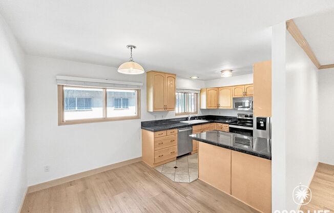 Beautiful 2B/1.5BA Condo W/ AC & Reserved Parking in Point Loma!