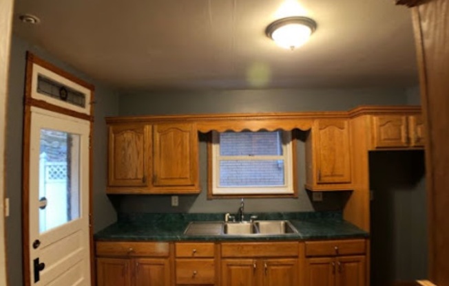 121 E MEYERS ST