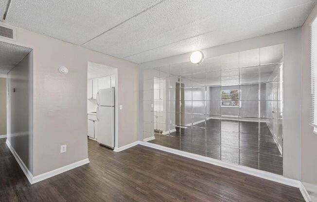 2 beds, 1 bath, $1,000, Unit 48
