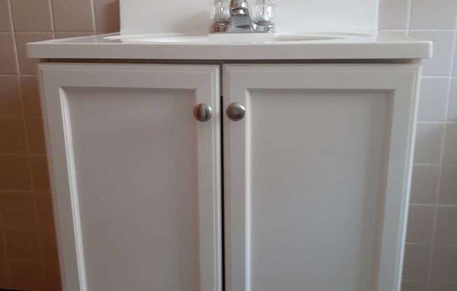 2 beds, 1 bath, 903 sqft, $1,290, Unit A-2