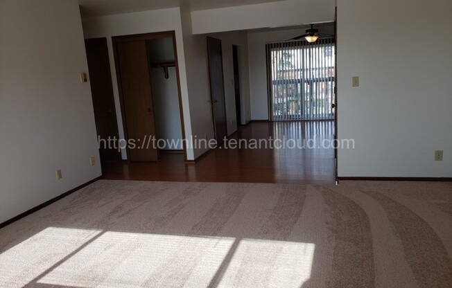 1404 E SUNSET DR