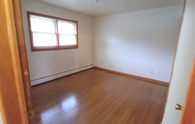 2 beds, 1 bath, 903 sqft, $1,190, Unit E-4