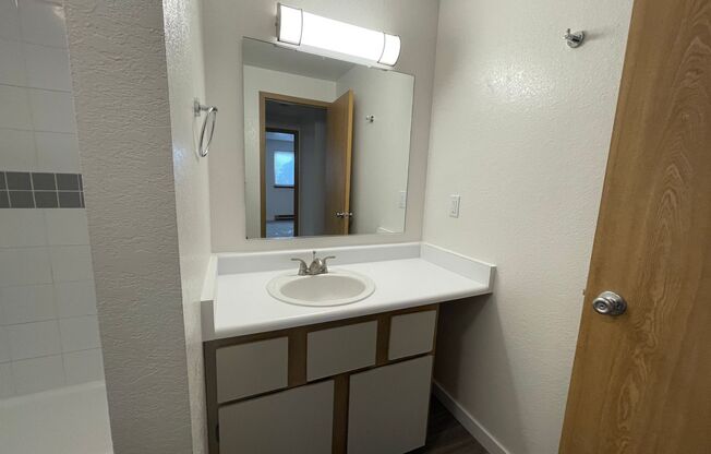 2 beds, 1 bath, 902 sqft, $1,150, Unit H - 085*