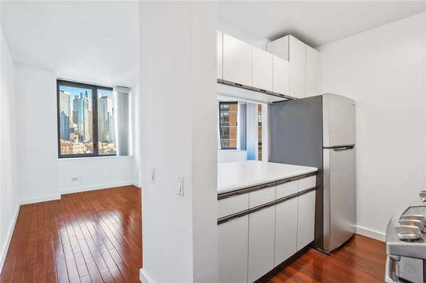 500 W 43 ST