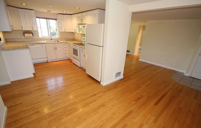 UPDATED & WELL MAINTAINED 3 BED, 2 BATH SEATTLE HOUSE FOR RENT