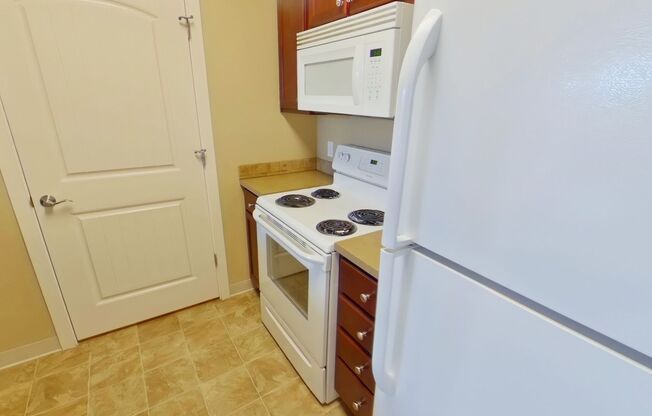 2 beds, 2 baths, 700 sqft, $1,800, Unit 401