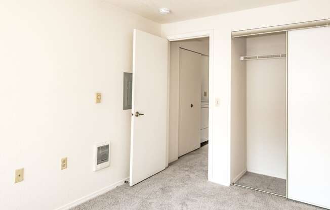 Elmonica Court vacant 2x1 second bedroom, Beaverton, OR , 97006