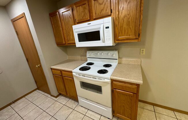 2 beds, 2 baths, $895