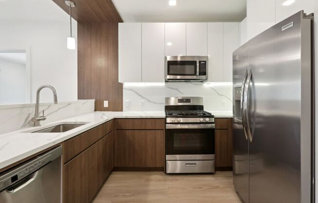 2 beds, 2 baths, 984 sqft, $2,850, Unit 203