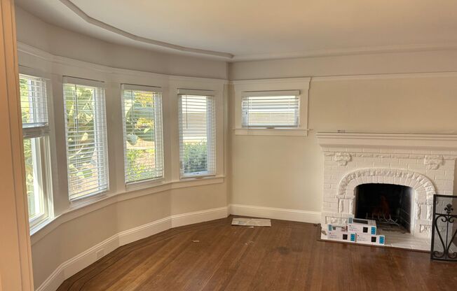 G4 | 616 N. Claremont Apts. A-C